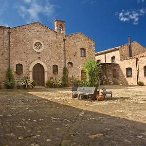  Vakantieboerderij Relais Abbazia Santa Anastasia & Winery